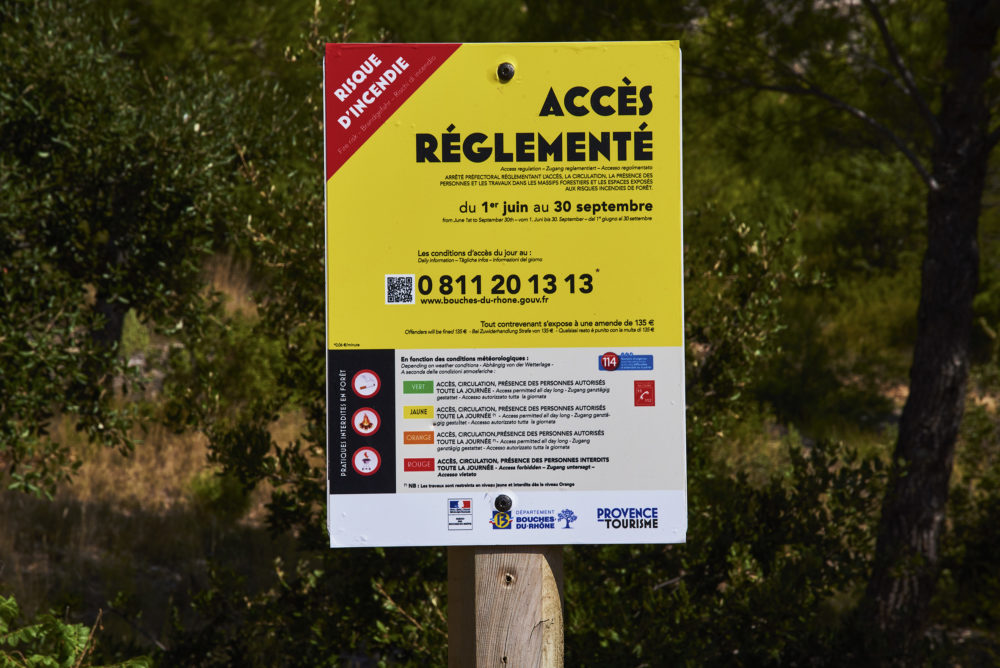 Panneau des réglementations installés à chaque début de sentier