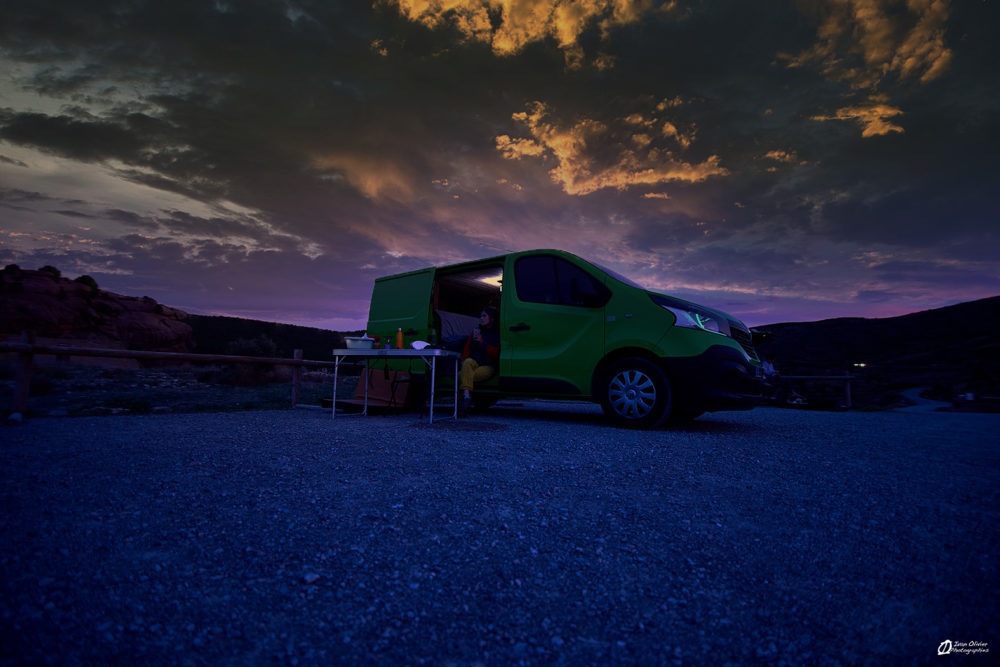 Le soir près du camion