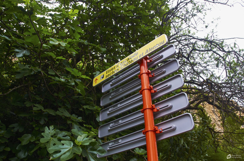 Toutes les falaises sont indiquées et les sentiers sont tous très bien marqués. Mai 2021