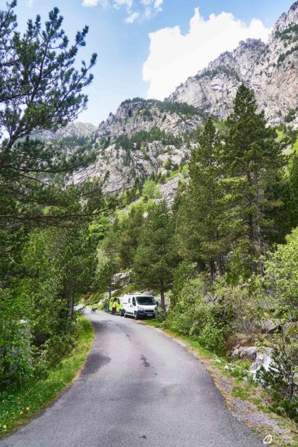 Parking en bord de route pour se rendre au secteur Pikenike - mai 2023